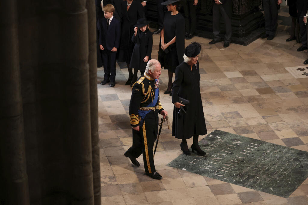 Britský kráľ Karol III. a kráľovná manželka Kamila prichádzajú na štátny pohreb britskej kráľovnej Alžbety II. do Westminsterského opátstva v Londýne v pondelok 19. septembra 2022. Štátny pohreb panovníčky sa začal v pondelok o 11.00 h (12.00 SELČ). Kráľovná Alžbeta II. zomrela 8. septembra vo veku 96 rokov vo svojom letnom sídle Balmoral v Škótsku. FOTO TASR/AP