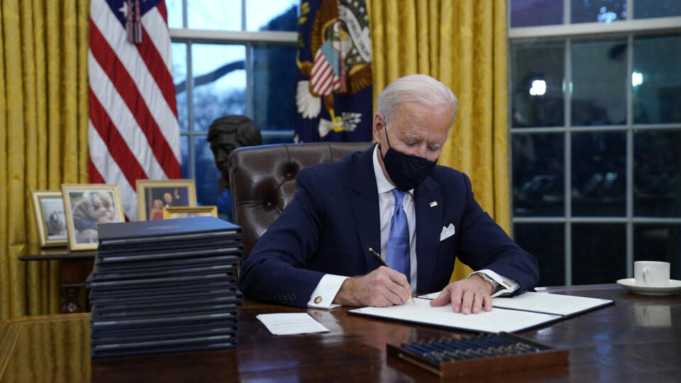 KK6 Washington - Americký prezident Joe Biden podpisuje prvé dokumenty v Oválnej pracovni Bieleho domu 20. januára 2021 vo Washingtone. Biden začal úradovať prakticky okamžite po nástupe do funkcie. Celkovo podpísal dovedna 15 výkonných nariadení týkajúcich sa najmä ochrany klímy, imigrácie, boja proti novému koronavírusu či ekonomickej situácii v krajine. FOTO TASR/AP
President Joe Biden signs his first executive orders in the Oval Office of the White House on Wednesday, Jan. 20, 2021, in Was