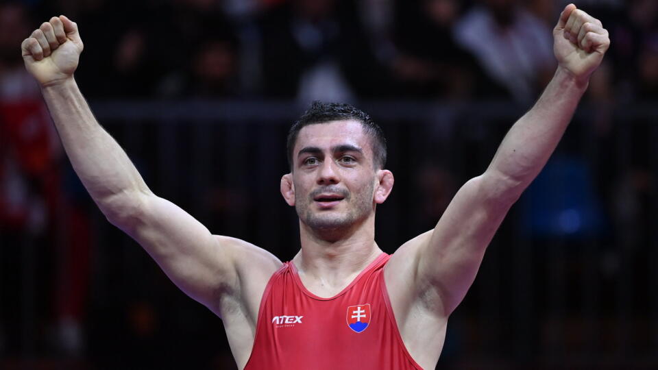 WA 38 Budapešť - Slovenský zápasník Tajmuraz Salkazanov sa teší po výhre nad Talianom Frankom Chamizom Marquezom vo finále voľnoštýliarskej kategórie do 74 kg na ME v zápasení v Budapešti v stredu 30. marca 2022. Salkazanov obhájil titul majstra Európy. Vo finále zdolal talianskeho reprezentanta Franka Chamiza Marqueza 7:5 na body, keď dokázal otočiť stav z 0:5. FOTO TASR/DUNA/MTI-Tibor Illyés

Taimuraz Salkazanov of Slovakia celebrates after winning the fight against Frank Chamizo Marquez of It