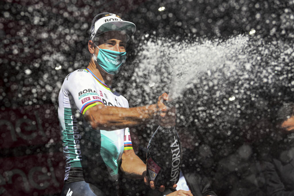 EBE 24 Foligno - Na snímke slovenský cyklista Peter Sagan oslavuje na pódiu víťazstvo v 10. etape 104. ročníka pretekov Giro d'Italia v pondelok 17. mája 2021. Jazdec z tímu Bora-Hansgrohe mal najsilnejšie nohy v záverečnom špurte 139 km dlhej trasy z L’Aquily do Foligna a pripísal si druhý triumf na podujatí. Vlani vyhral taktiež v desiatej etape. FOTO TASR/AP
Stage winner Peter Sagan celebrates on the podium of the tenth stage of the Giro d'Italia cycling race, from L'Aquila to Foligno, Italy