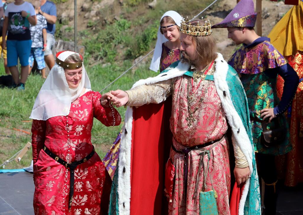 Pustý hrad nad Zvolenom zažil stredovekú kráľovskú svadbu s kráľovským sprievodom. Vydávala sa Konštancia, dcéra uhorského kráľa Belu IV. Podujatie oživil historický stanový tábor, ukážky dobového života, dobýjanie hradných múrov, šermiarske súboje, lukostrelecký tábor, sokoliari, remeselníci dobová hudba. Podujatie je pripomienkou kráľovskej svadby, ktorá sa na tomto mieste skutočne odohrala. Na snímke kráľovská svadba na Pustom hrade nad Zvolenom v sobotu 27. augusta 2022. FOTO TASR - Ján Kroš