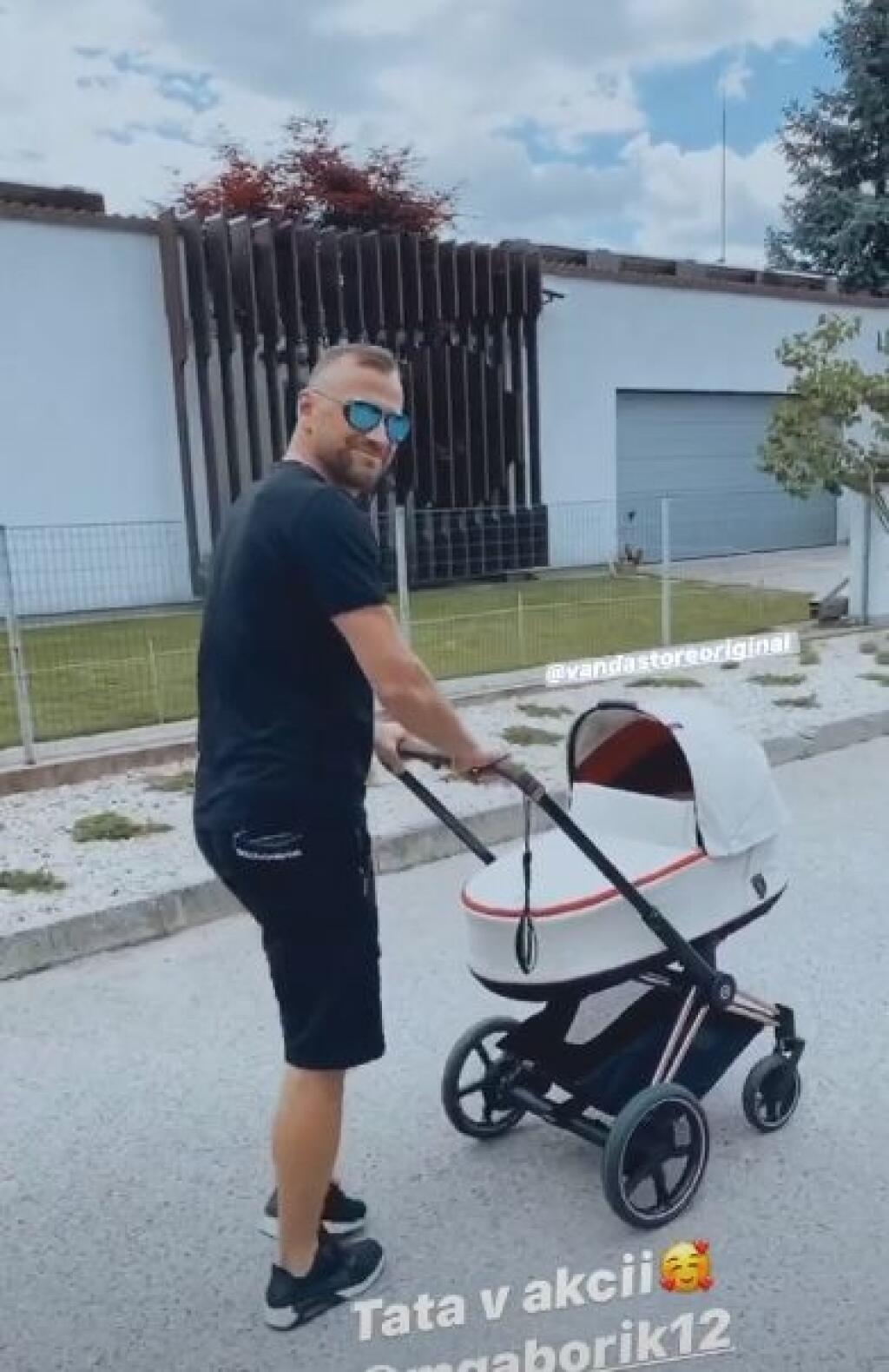 Aj slovenský hokejista Marián Gáborík sa kočíkovania dcérky Belly zhostil na výbornú.
