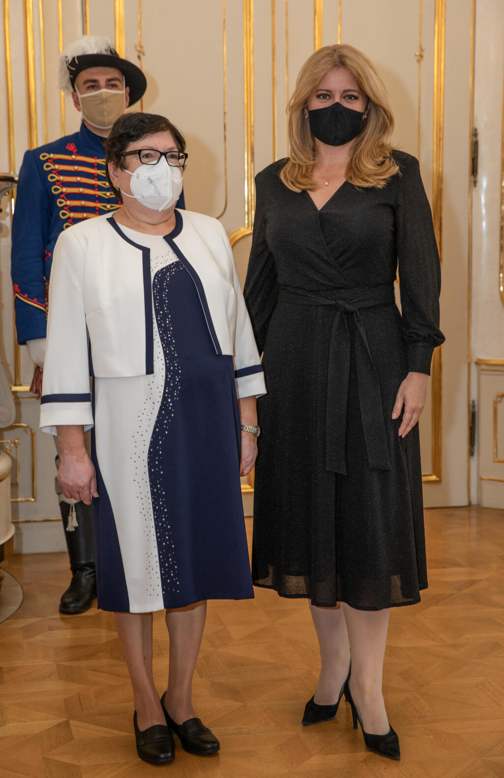 Na snímke je zdravotná sestra Alena Dömötörová s presidentkou SR Zuzanou Čaputovou.