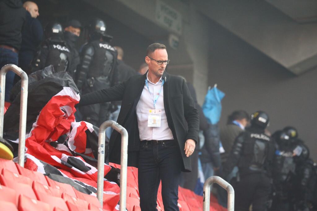 Šokujúce zábery z derby medzi Spartakom Trnava a Slovanom Bratislava. Fanúšikovia sa vtrhli na hraciu plochu a bili sa hlava nehlava.