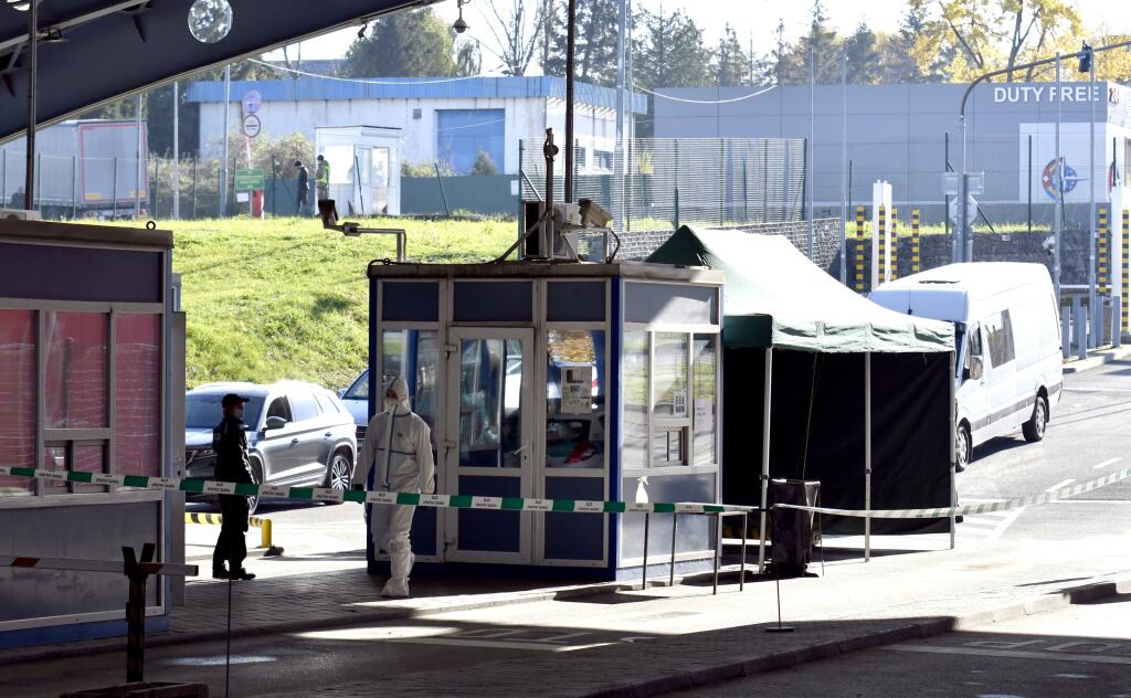 Na snímke antigénové testovanie na hraničnom priechode Slovenska s Ukrajinou Vyšné Nemecké v pondelok 9. novembra 2020. FOTO TASR - Roman Hanc