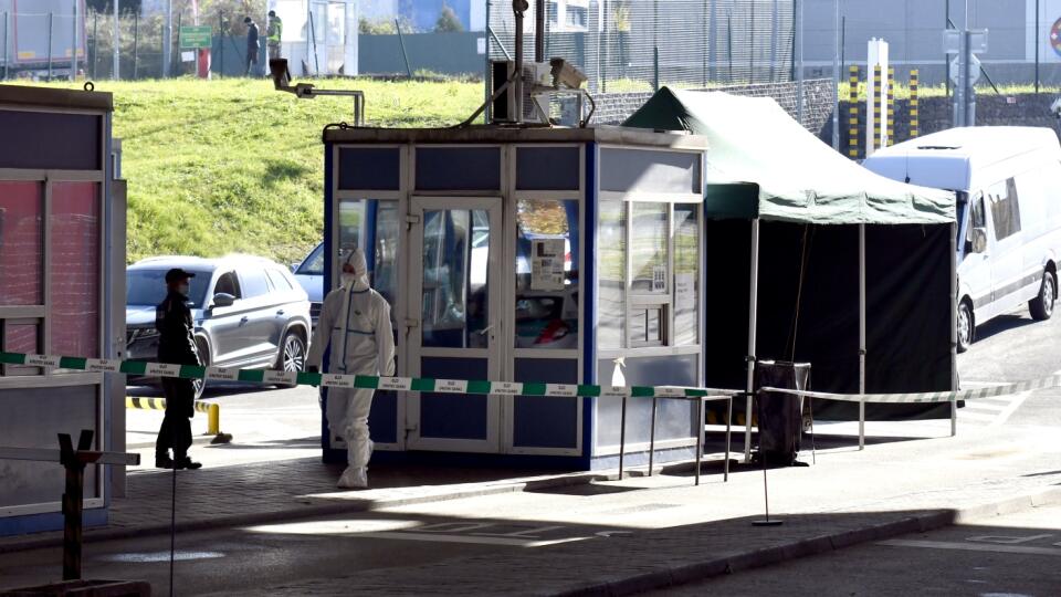 Na snímke antigénové testovanie na hraničnom priechode Slovenska s Ukrajinou Vyšné Nemecké v pondelok 9. novembra 2020. FOTO TASR - Roman Hanc