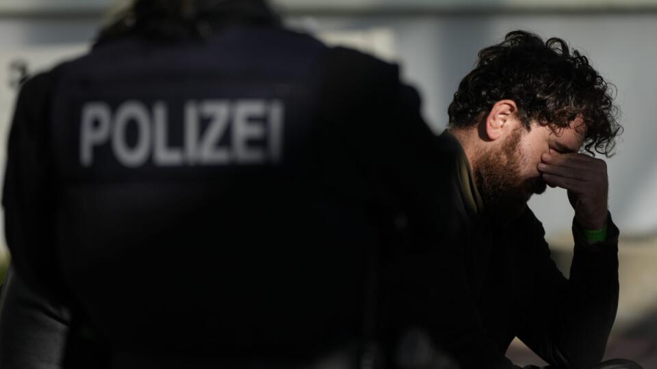WA 19 Frankfurt nad Odrou - Policajtka stráži zadržaného migranta na policajnej stanici na nemecko-poľskej hranici v meste Frankfurt nad Odrou na východe Nemecka vo štvrtok 28. októbra 2021. Viac než  4 300 ľudí tento rok nelegálne prekročilo nemeckú hranicu z Poľska, oznámila nemecká federálna polícia. Väčšina migrantov pochádzala z Iraku, Sýrie, Jemenu a Iránu, uviedla nemecká tlačová agentúra dpa. Nemecká vláda pracuje na rôznych opatreniach na obmedzenie migrácie na východnej hranici krajiny
