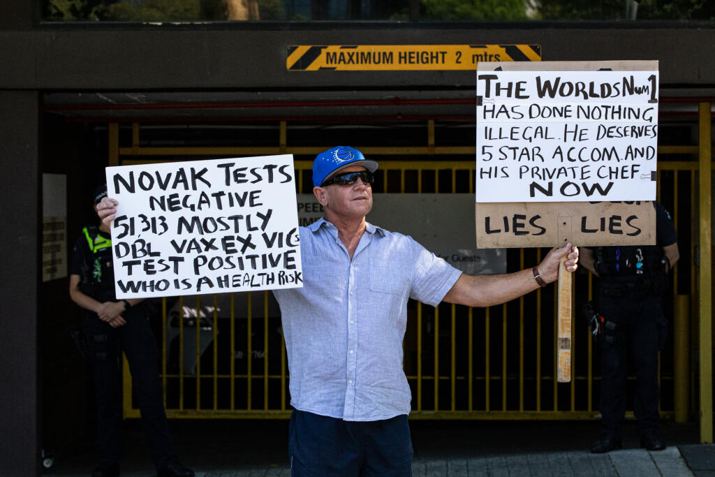 Pred súdom sa objavili aj ľudia s protestujúcimi nadpismi.