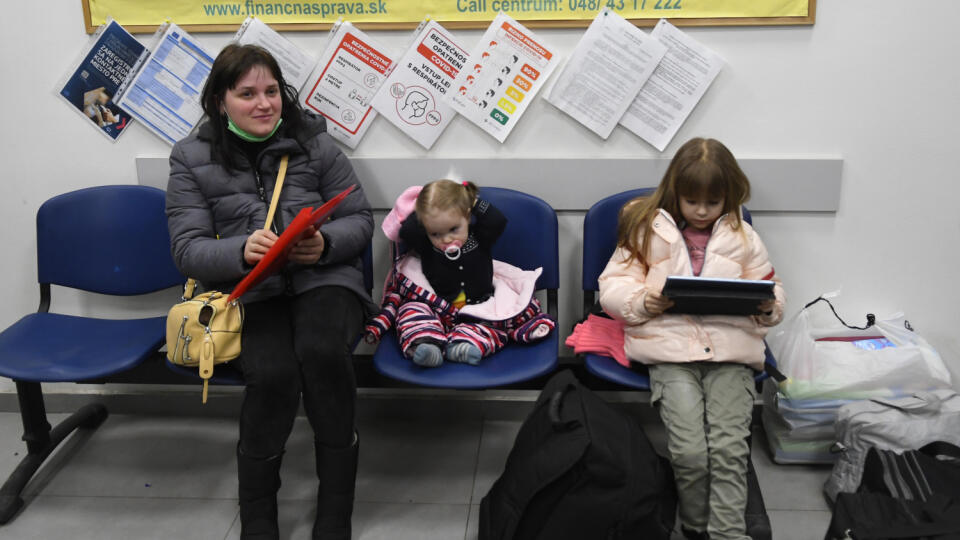 Utečenci z Ukrajiny na hraničnom priechode vo Vyšnom Nemeckom 25. februára 2022. FOTO TASR - Milan Kapusta