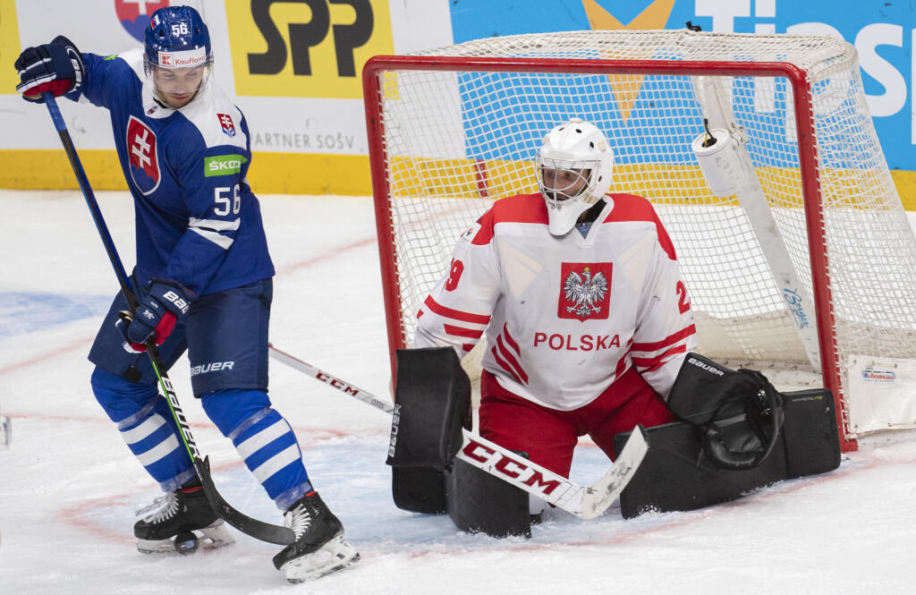Na snímke vľavo Marko Daňo (Slovensko) a vpravo brankár John Murray (Poľsko) počas zápasu D-skupiny olympijskej kvalifikácie na ZOH v Pekingu Slovensko - Poľsko 27. augusta 2021 v Bratislave. FOTO TASR - Martin Baumann