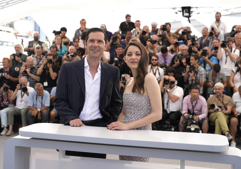 JB 59 Cannes - Herci Marion Cotillardová (vľavo) a Melvil Poupaud pózujú fotografom počas fototermínu k filmu ''Brother and Sister' na 75. ročníku Medzinárodného filmového festivalu v Cannes 21. mája 2022. FOTO TASR/AP