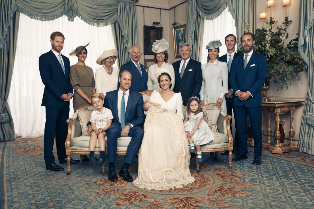 Zľava: Princ Harry, vojvodkyňa Meghan, vojvodkyňa Camilla, princ Charles, Carole Middleton (63), mama Kate, Michael Middleton (69), otec Kate, Pippa Middleton (34), James Matthews, James Middleton, princ George, princ William, vojvodkyňa Kate a princ Louis, princezná Charlotte