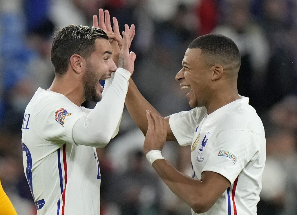 Obranca AC Miláno Theo Hernandez (24) púta pozornosť nie len na ihrisku, ale aj mimo neho.