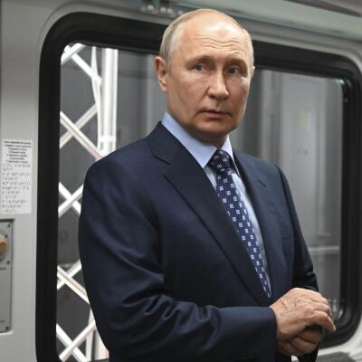 FOTO Takto vyzeral Putin, než sa z neho stal boháč: Zlý účes, priveľké šaty a plachý ako srnka!