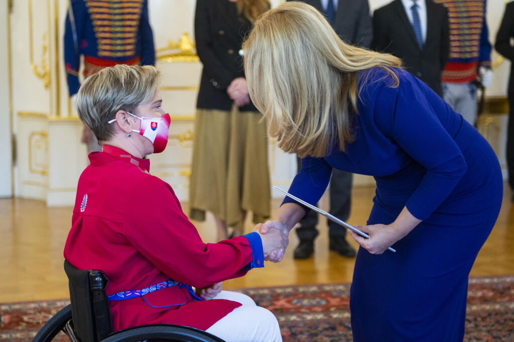 Prezidentka SR Zuzana Čaputová odovzdala ďakovné listy medailistom z Paralympijských hier 2020 v Tokiu. Na snímke zľava paralympionička Veronika Vadovičová a prezidentka SR Zuzana Čaputová počas prijatia v Prezidentskom paláci 10. septembra 2021 v Bratislave. FOTO TASR - Jakub Kotian