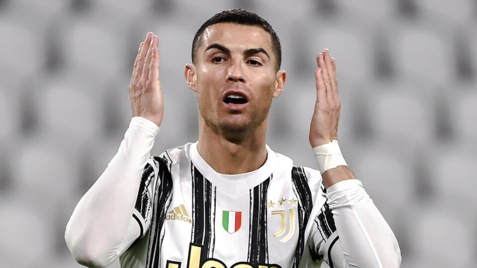 Futbalista Cristiano Ronaldo z Juventusu Turín reaguje počas zápasu 12. kola talianskej Serie A Juventus Turín - Atalanta Bergamo 16. decembra 2020 v Turíne. FOTO TASR/AP
Juventus' Cristiano Ronaldo reacts after missing a scoring chance, during the Serie A soccer match between Juventus and Atalanta, at the Allianz Stadium in Turin, Italy, Wednesday, Dec. 16, 2020. (Marco Alpozzi/LaPresse via AP)