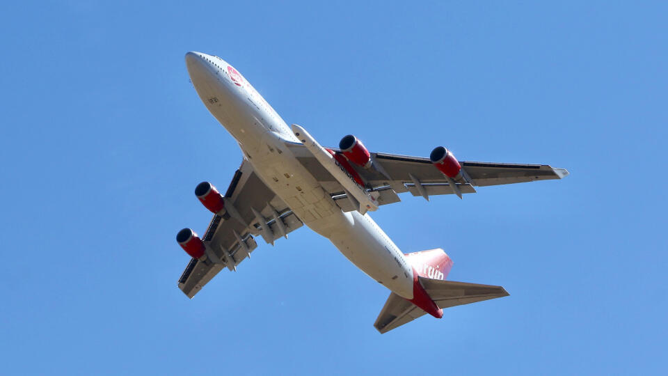 EBE 14 Mojave - Americkej spoločnosti Virgin Orbit miliardára Richarda Bransona sa v nedeľu 17. januára 2021 podarilo na druhý pokus úspešne vypustiť na obežnú dráhu okolo Zeme svoju malú raketu LauncherOne. Na snímke raketa s názvom Cosmic Girl pod krídlom upraveného Boeingu 747-400, ktorý vzlietol z letiska Mojave Air and Space Port ležiaceho severne od Los Angeles. FOTO TASR/AP
Virgin Orbit Boeing 747-400 rocket launch platform, named Cosmic Girl, takes off from Mojave Air and Space Port, Moj