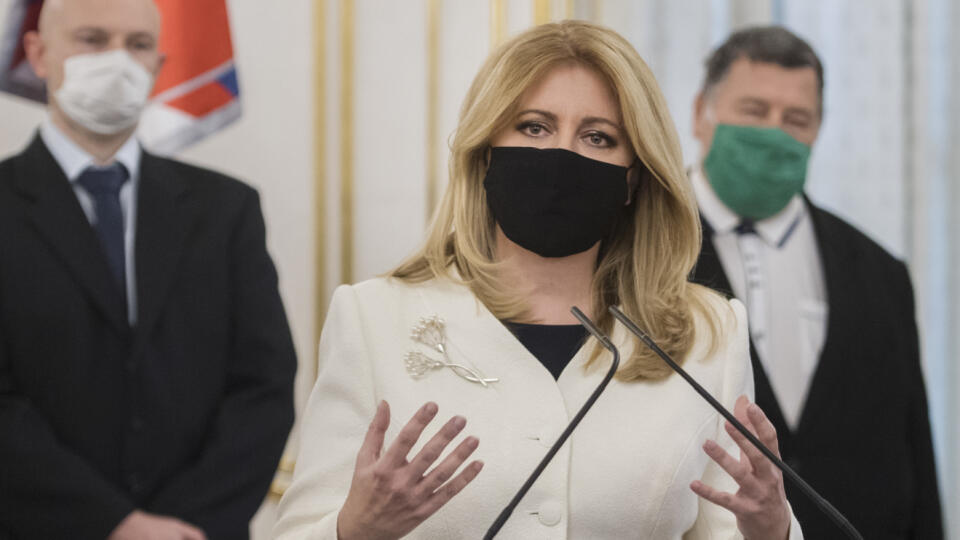 V Prezidentskom paláci sa uskutočnila tlačová konferencia prezidentky SR Zuzany Čaputovej po rokovaní s expertmi v súvislosti s aktuálnou pandemickou situáciou a celoplošným testovaním. Na snímke prezidentka SR Zuzana Čapútová (uprostred), Vladimír Krčméry (vpravo), onkológ, infektológ a tropický lekár, prednosta Mikrobiologického ústavu Lekárskej fakulty (LK) Univerzity Komenského (UK) a rektor Vysokej školy sv. Alžbety a virológ z Biomedicínskeho centra SAV Boris Klempa v Prezidentskom palác