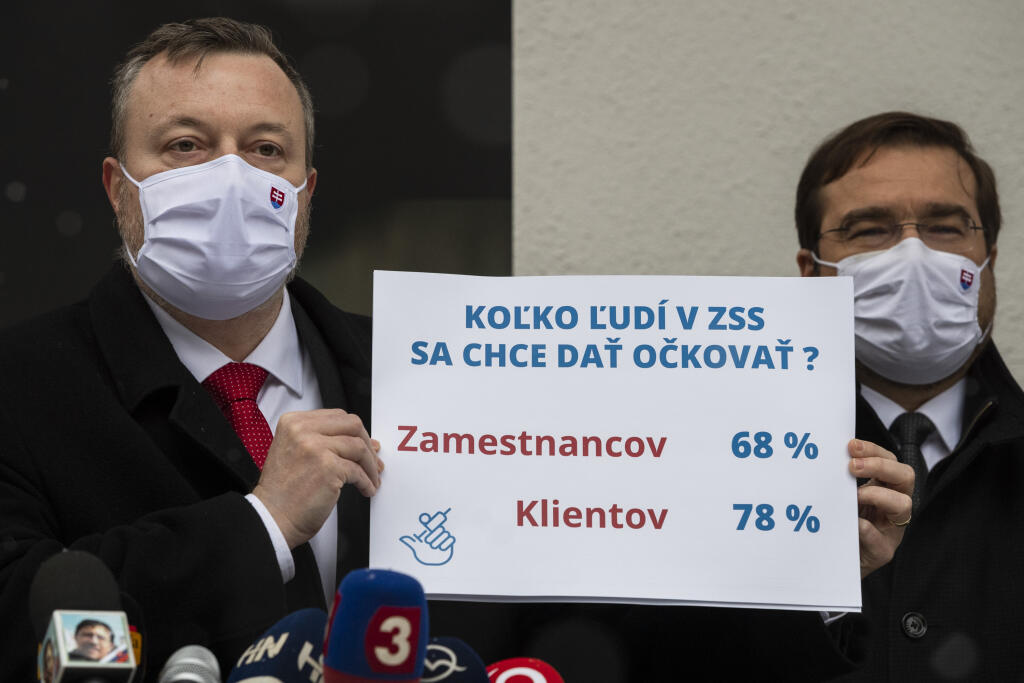 Na snímke zľava minister práce, sociálnych vecí a rodiny SR Milan Krajniak a minister zdravotníctva SR Marek Krajčí počas tlačového brífingu k pilotnému očkovaniu zamestnancov a klientov v zariadeniach sociálnych služieb (ZSS) v Bratislave 18. januára 2021. FOTO TASR - Jaroslav Novák