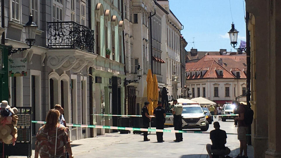 V bratislavskom Starom Meste na Prepoštskej ulici aktuálne zasahuje polícia. Dôvodom je muž ozbrojený nožom, ktorý sa pohyboval na verejnosti. Policajti muža zaistili. K žiadnemu zraneniu nedošlo.  V Bratislave, 8. júla 2020. EASYFOTO TASR - Dominik Kopcsay