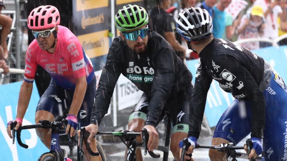 V čase veľkého lejaku a krupobitia bol Sagan ešte na trati a prichádzal do cieľa. Zmoknutie do poslednej nitky bolo to posledné, čo po náročnej etape potreboval.