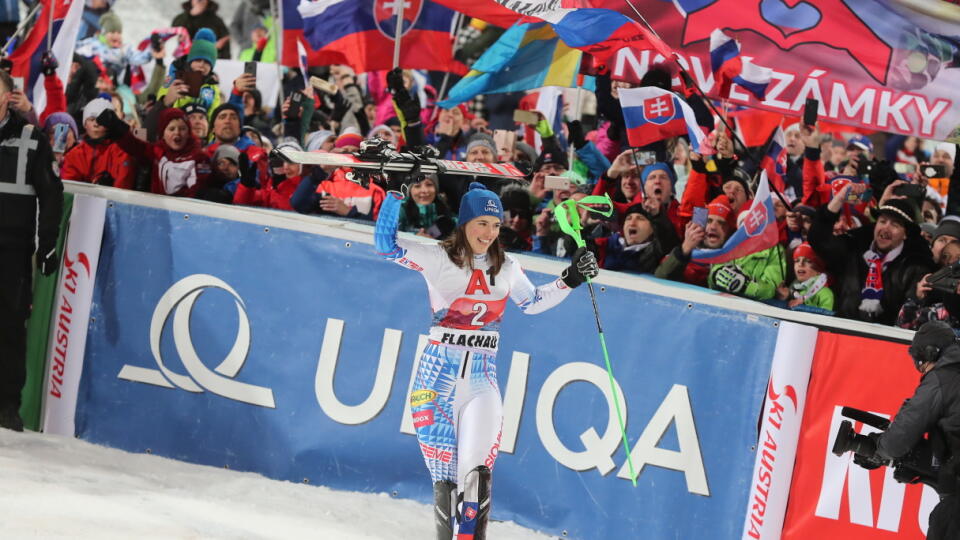 Naša lyžiarska hviezda Petra Vlhová zvíťazila vo Flachau aj vďaka obrovskej podpore slovenských fanúšikov.