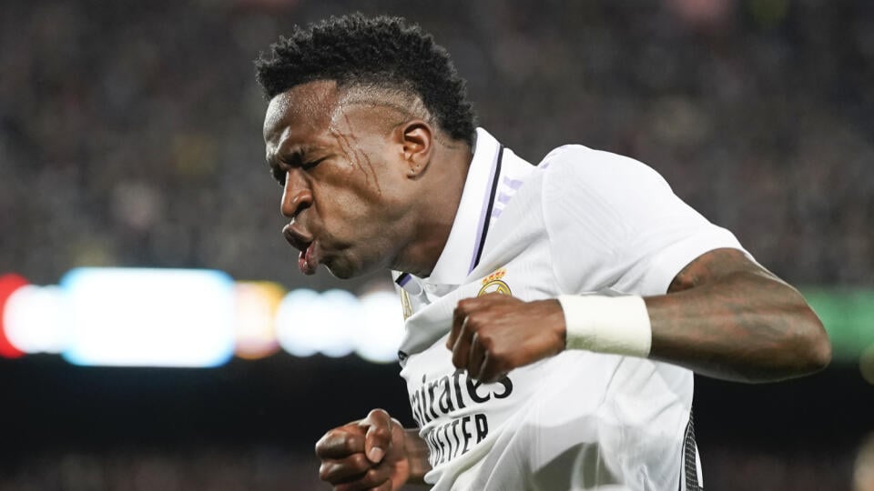 WA 45 Barcelona - Futbalista Realu Madrid Vinicius Junior sa teší po strelení gólu v ligovom El Clásicu FC Barcelona – Real Madrid v Barcelone v nedeľu 19. marca 2023. Barcelona zvíťazila 2:1. FOTO TASR/AP
Real Madrid's Vinicius Junior celebrates after his team's first goal during the Spanish La Liga soccer match between Barcelona and Real Madrid at Camp Nou stadium in Barcelona, Spain, Sunday, March 19, 2023. (AP Photo/Joan Mateu)