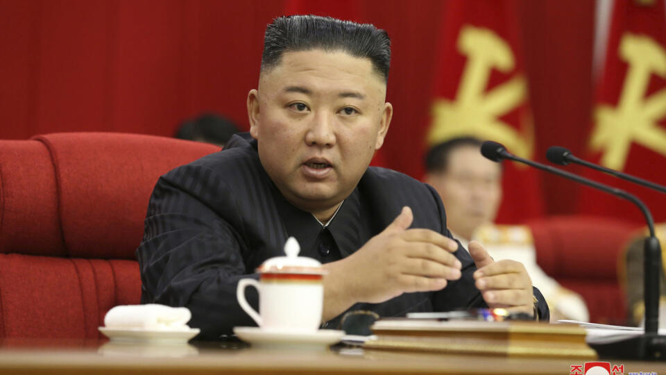 Severokórejský vodca Kim Čong-un počas plenárneho zasadnutia ústredného výboru Kórejskej robotníckej strany v Pchjongjangu 17. júna 2021. Kim Čong-un vyhlásil, že, jeho krajina sa musí pripraviť na