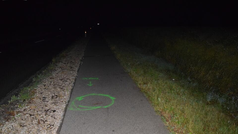 Polícia hľadá svedkov zrážky dvoch cyklistov v katastri obce Častkovce