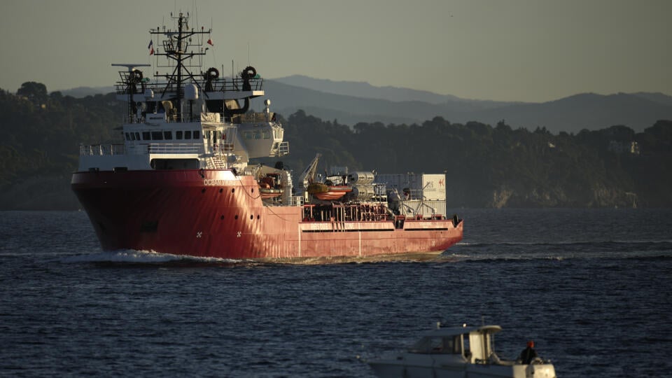 Humanitárna loď Ocean Viking prichádza na vojenskú základňu do prístavu vo francúzskom meste Toulon 11. novembra 2022. Záchranárska loď Ocean Viking s 234 migrantmi na palube zakotvila v piatok ráno v prístave francúzskeho mesta Toulon. Informoval o tom tamojší úrad pre námornú dopravu. Ide o plavidlo, ktorému Taliansko nepovolilo zakotviť v jednom zo svojich prístavov. TASR správu prevzala z agentúry AFP. Loď Ocean Viking, ktorú prevádzkuje francúzska organizácia SOS Méditerrané