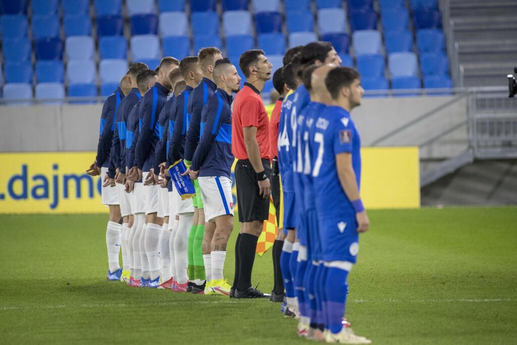 Hráči Slovenska a Cypru pred úvodným výkopom pri hymne.