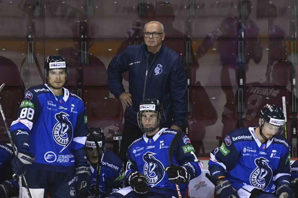 Na snímke uprostred hore tréner HK Poprad Peter Mikula na striedačke v zápase 6. kola Tipos extraligy v hokeji HK Dukla Trenčín - HK Poprad 8. októbra 2021 v Trenčíne. FOTO TASR - Radovan Stoklasa