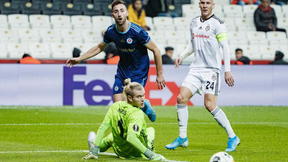 Na snímke Andraž Šporar, Domagoj Vida a Loris Karius počas odvetného zápasu K-skupiny Európskej futbalovej ligy UEFA medzi Besiktas JK a Slovanom Bratislava.