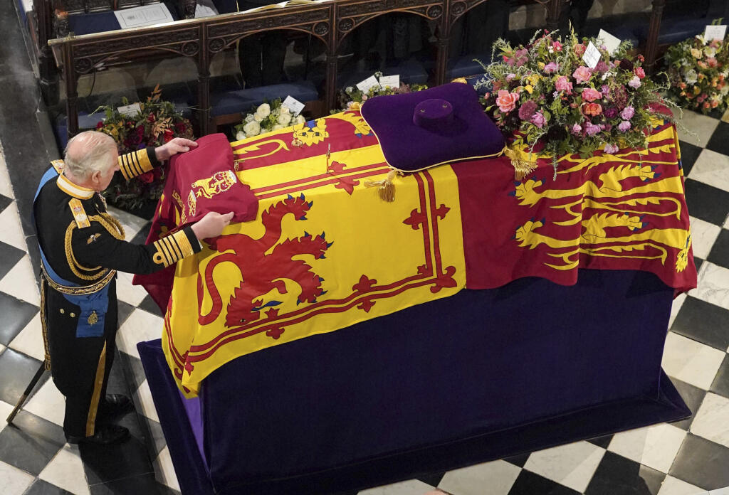 Kráľ Charles III. sa pri truhle lúči s matkou a kráľovnou Alžbetou II.
