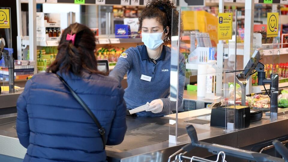 Rakúsko bude zamestnancov supermarketov očkovať prednostne. Kancelár Sebastian Kurz ich označil za hrdinov koronakrízy.