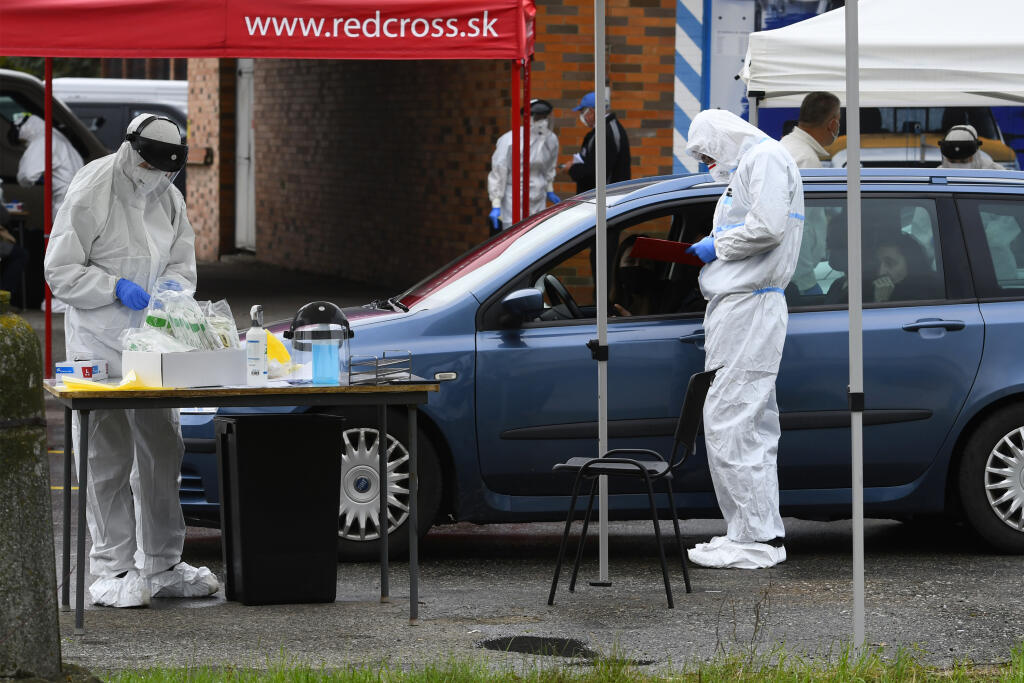 Testovanie obyvateľov na Covid-19 v odberovom centre na Ipeľskej 1 v Košiciach nedeľu predpoludním. Ľudia na testovanie prichádzali pešo aj osobnými motorovými vozidlami. Ich pohyb tu usmerňovali vojaci Ozbrojených síl SR. Košice, 18. októbra 2020. FOTO TASR – Milan Kapusta
