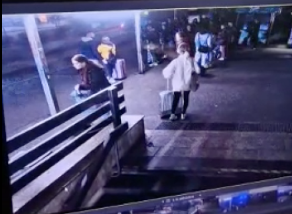 Na snímke zábery z miesta smrteľnej nehody na zastávke MHD Zochova v Bratislave. Po tom, čo auto vpálilo medzi ľudí, nastala panika. Ľudia sa bežali pozrieť, čo sa stalo.
