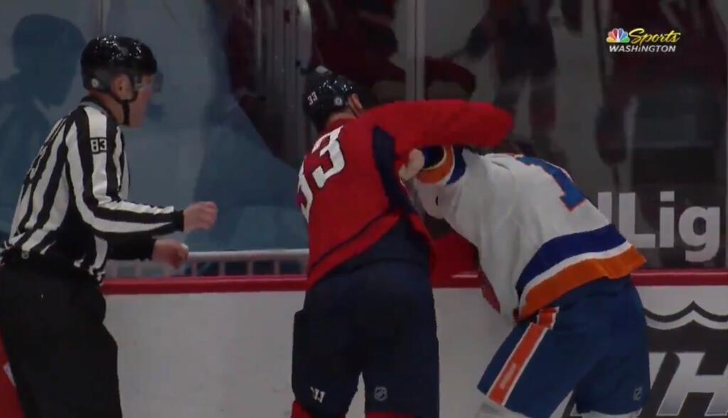 Chára obrancovi NY Islanders nedal najmenšiu šancu.