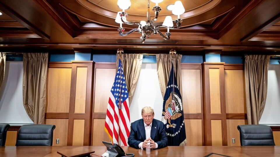 STÁLE PRACUJE Trump v prezidentskom salóniku vojenskej nemocnice Walter Reed National Military Medical Center.