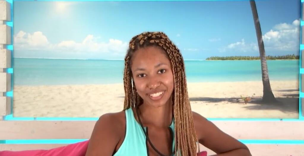 Aicha z Love Island bez mejkapu.