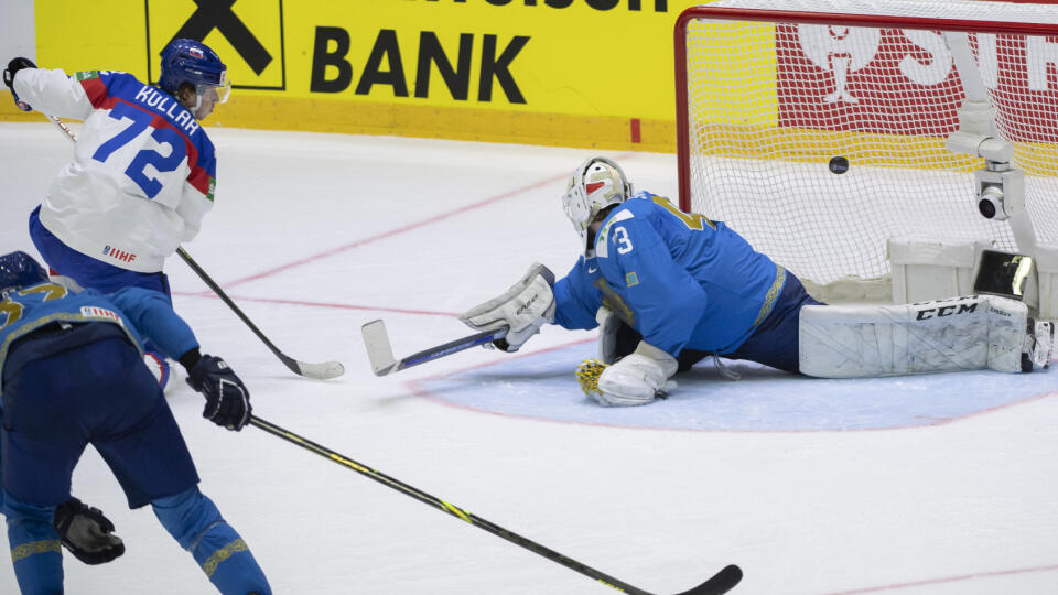 Na snímke hokejista Andrej Kollár (Slovensko) strieľa gól brankárovi Andrejovi Šotovi (Kazachstan) v zápase základnej A-skupiny Kazachstan - Slovensko na 85. majstrovstvách sveta v ľadovom hokeji 20. mája 2022 v Helsinkách. FOTO TASR - Martin Baumann