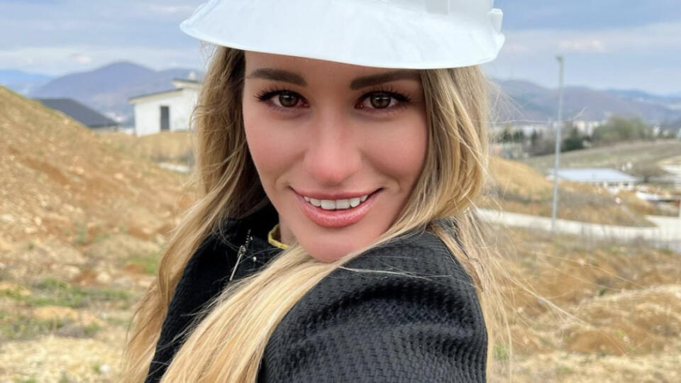 Paulíne to so stavebnou prilbou pristane.