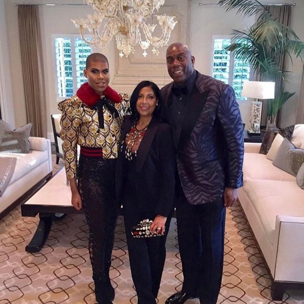 EJ Johnson sa oblieka ako žena a podporuje ho v tom celá rodina.
