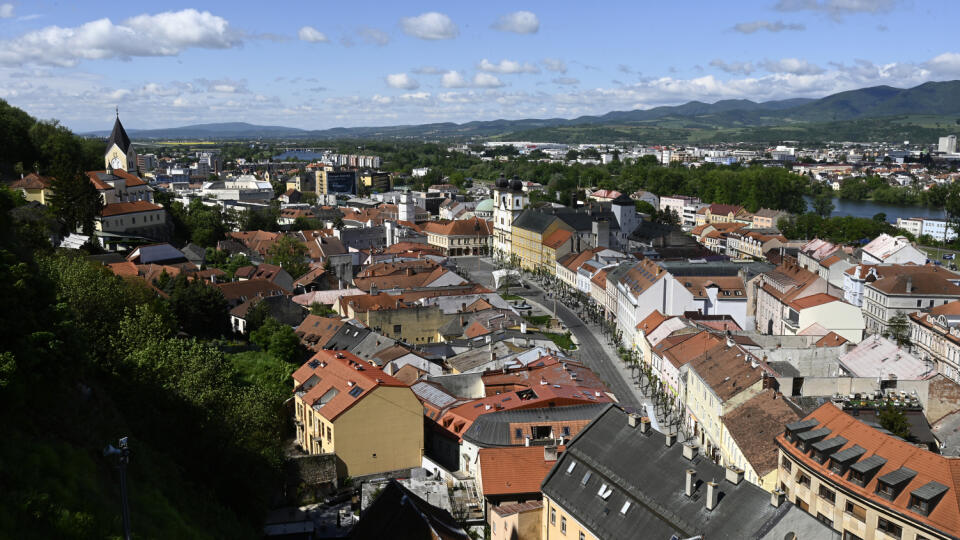 Trenčiansky hrad je opäť otvorený pre verejnosť s novým okruhom nazvaným Covid-19, ktorého súčasťou sú exteriéry a niektoré interiéry hradu. Na snímke pohľad z hradu na mesto Trenčín 13. mája 2020. FOTO TASR - Radovan Stoklasa