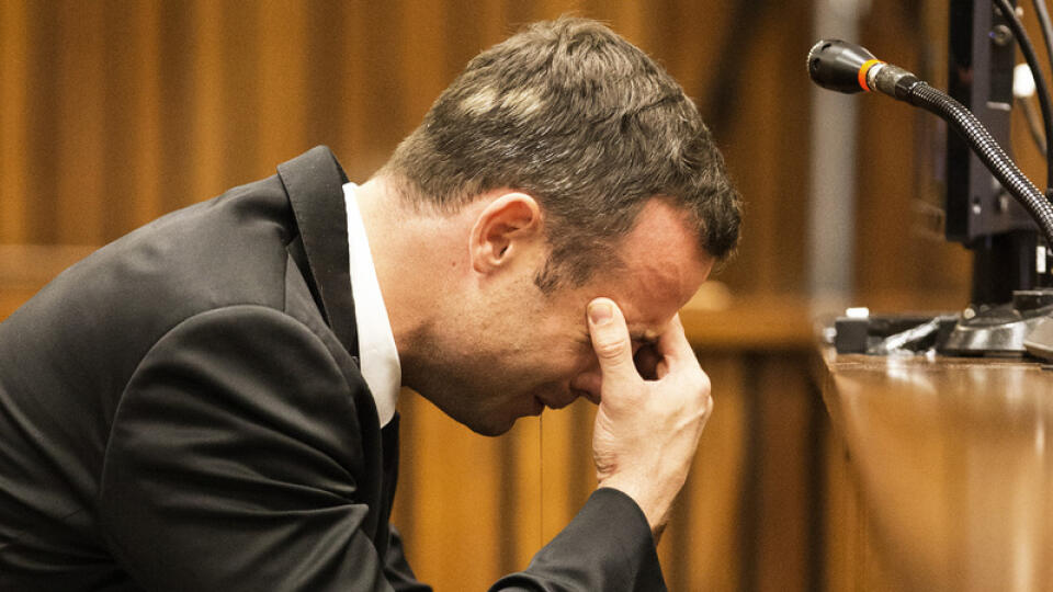Oscar Pistorius na súde, kde čelí žalobe za vraždu svojej priateľky Reevy Steenkampovej.