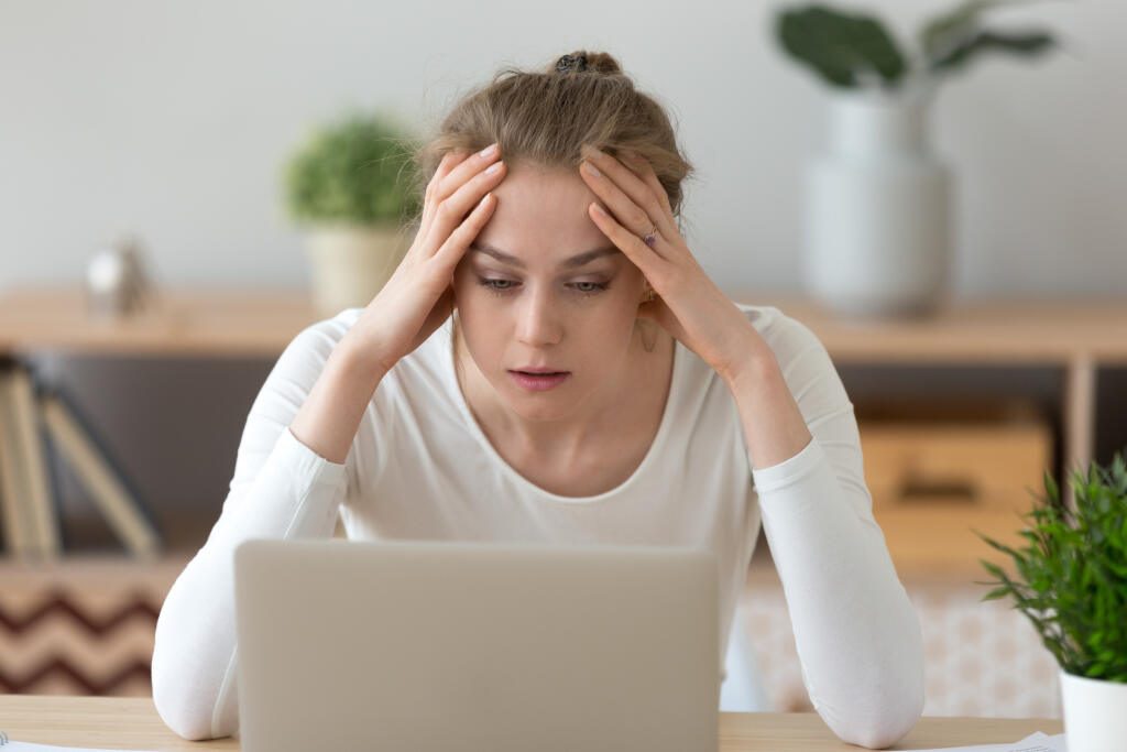 Stressed,Frustrated,Young,Woman,Student,Looking,At,Laptop,Reading,Bad