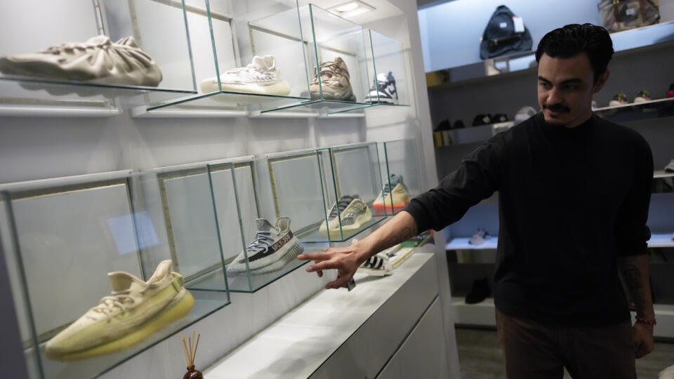 KK11 Miami - Obchodný manažér ukazuje na topánky Yeezy od spoločnosti Adidas v Miami 25. októbra 2022. Nemecký výrobca športového oblečenia Adidas v utorok oznámil, že ukončuje spoluprácu s americkým rapperom Kanyem Westom pre jeho antisemitské vyjadrenia. Spoločnosť označila za