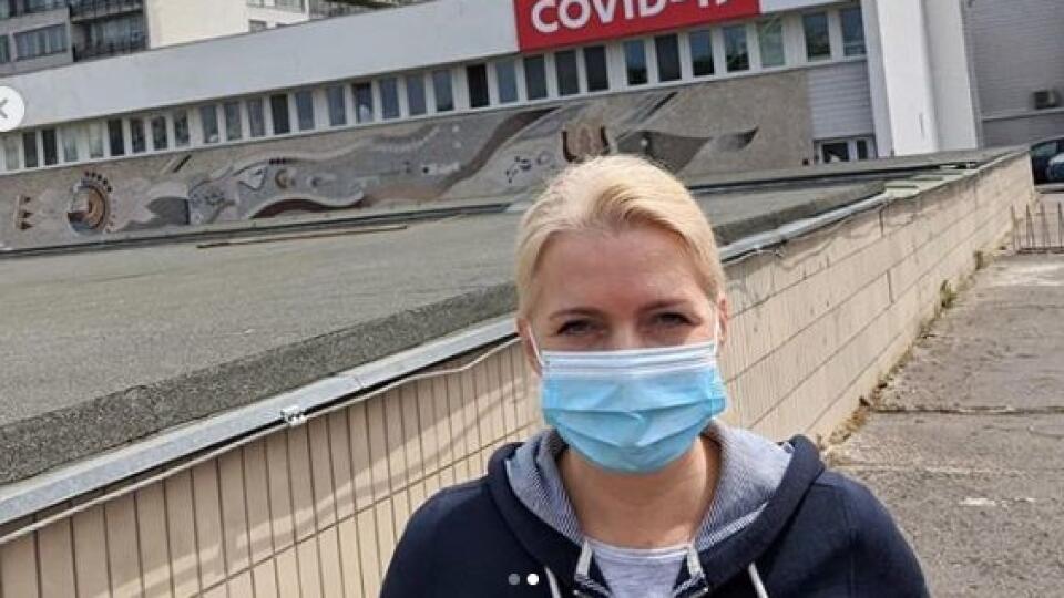 "Prvé kolo chemoterapie mám za sebou. Pred tým ďalším ma dnes pustili domov. Rovno z NOÚ som sa však zastavila pri nemocnici v Ružinove, aby som zatlieskala tamojším lekárom a celému personál. Ďakujem, že nepodcenili môj stav a nedovolili mi odísť, kým na CT nezistili, že mi cievy a hlavne hornú dutú žilu netlačí zrazenina, ale nádor," napísala Parišková v sobotu.