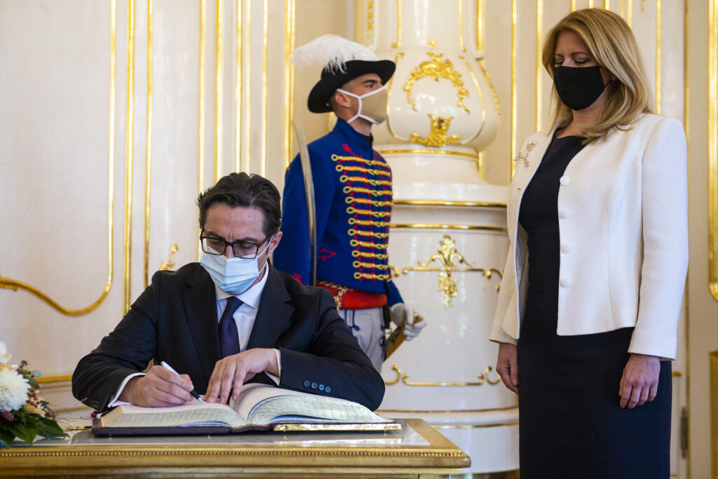 Na snímke prezidentka SR Zuzana Čaputová a prezident Severného Macedónska Stevo Pendarovski počas prijatia v Prezidentskom paláci 8. októbra 2020 v Bratislave. FOTO TASR - Jakub Kotian