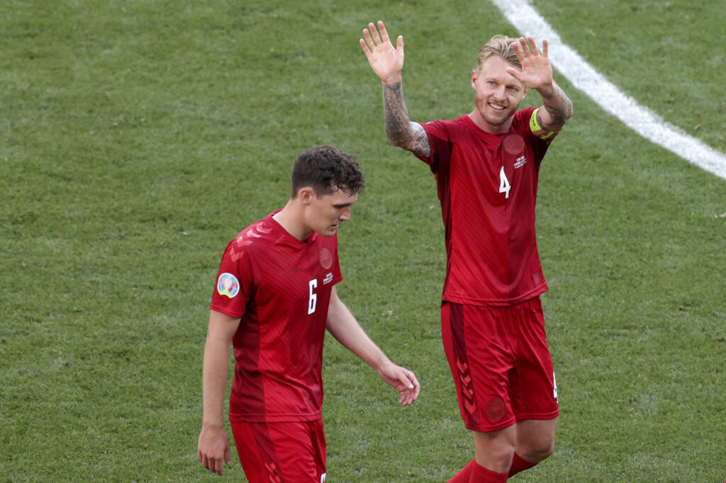 KK46 Kodaň - Dánsky futbalista Simon Kjaer (vpravo) zdraví fanúšikov počas zápasu základnej B-skupiny Dánsko - Belgicko na ME vo futbale v Kodani 17. júna 2021. FOTO TASR/AP
Denmark's Simon Kjaer greets supporters during half time during the Euro 2020 soccer championship group B match between Denmark and Belgium at the Parken stadium in Copenhagen, Denmark, Thursday, June 17, 2021. (Hannah McKay/Pool via AP)